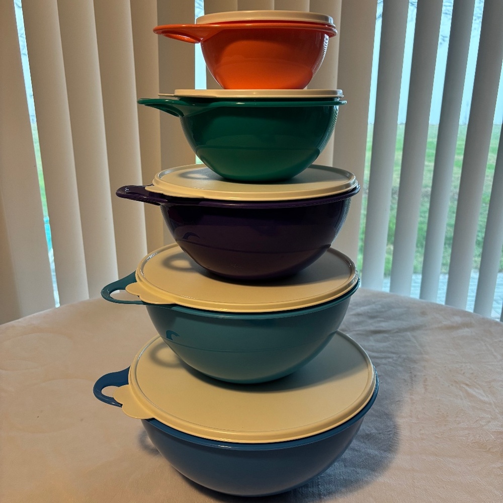Tupperware Nesting bowls 5 bowls, 5 tops